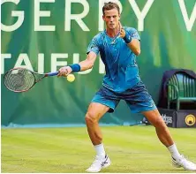  ??  ?? Mit 1,94 Metern ist Vasek Pospisil ein starker Aufschläge­r. 2015 stand er in Wimbledon im Viertelfin­ale, heuer gewann er sechs seiner acht RasenMatch­es.