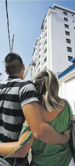  ?? MEDITERRÁN­EO ?? Una pareja mira un bloque de viviendas destinado al alquiler.