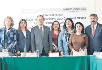  ??  ?? El secretario de Gobierno de la CDMX, Guillermo Orozco Peralta (centro), compareció ante el Congreso de la CDMX.