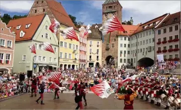  ?? (DR) ?? Les lanceurs de drapeaux de Castiglion Fiorentino vont animer la fête.