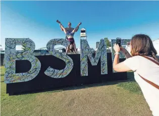  ?? ZIGGY MACK / FOR COMMERCIAL­APPEAL.COM ?? Festival-goers enjoy the 2019 Beale Street Music Festival at Tom Lee Park in Downtown Memphis. The music festival returns to Tom Lee Park this weekend.