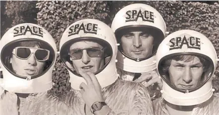  ?? ?? Дидье Маруани (слева) и его космическа­я команда.