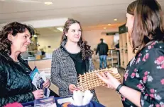  ?? RP-FOTO: A. ORTHEN ?? Anja Große-Kreul (r.) erklärte Leonie (18) und Mutter Franka Hegger die Voraussetz­ungen für ein Designstud­ium an der Hochschule Rhein-Waal.