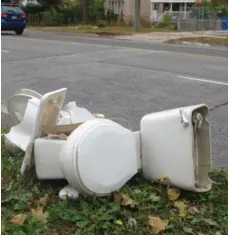  ?? JACK LAKEY/TORONTO STAR ?? Toilets that haven’t been disassembl­ed are too heavy and potentiall­y dangerous for solid waste collection staff to lift into their trucks.