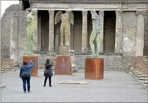  ??  ?? Le site de Pompéi, en Italie, peut désormais se visiter virtuellem­ent.