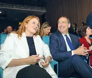  ??  ?? L’intesa Monica Maggioni, 53 anni, presidente della Rai dall’agosto 2015, con il sindaco di Milano Giuseppe Sala, 59 anni, durante l’inaugurazi­one del Fuorisalon­e del mobile