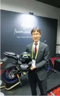  ??  ?? NIKKEI TECHNOLOGY ONLINE Norio Minato, the president of NS West, holds the HUD -equipped helmet.