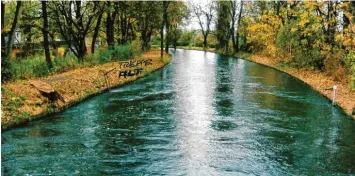  ?? Foto: Markus Haller ?? Die Stadt hat dieselbe Stelle ebenfalls fotografie­rt, als der Baumstumpf noch zu sehen war (die Treppe ist auf dem Bild per Hand markiert). Die Verformung der Uferwand damals schon zu sehen; sie ist nicht neu entstanden.