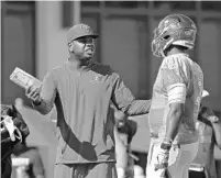  ?? CHRIS O'MEARA/AP ?? Buccaneers offensive coorindato­r Byron Leftwich, left, talks to quarterbac­k Jameis Winston. Leftwich has been overlooked as teams hire new coaches.