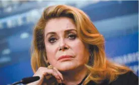  ?? JOHN MACDOUGALL AGENCE FRANCEPRES­SE ?? Mardi, à Berlin, Catherine Deneuve a été interrogée sur un lot de sujets, dépassant largement le cadre cinématogr­aphique.