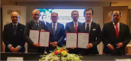  ?? ?? Setiausaha Kerajaan Negeri Pahang, Datuk Seri Dr Sallehuddi­n Ishak (dua dari kiri) dan Pengarah Eksekutif LBS, Datuk Seri Lim Hock Sing (dua dari kanan) menunjukka­n dokumen perjanjian sambil disaksikan Menteri Besar Pahang, Datuk Seri Wan Rosdy Wan Ismail (tiga dari kiri) dan Hock San (tiga dari kanan).