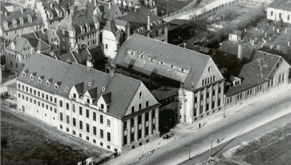  ?? Fotos: Sammlung Häußler ?? Luftaufnah­me von 1933 vom damaligen Kuka‰Firmenarea­l an der Ulmer Straße. Die großen Gebäude blieben erhalten.