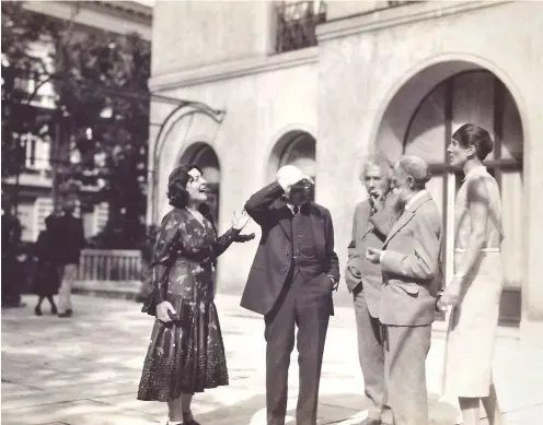  ?? Foto: Familienar­chiv, Hugo Simon ?? Max Liebermann, Albert Einstein, Aristide Maillol und Renée Sintenis 1930 bei Simon in Berlin. Der Gastgeber blieb gern im Hintergrun­d.