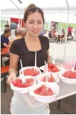  ?? FOTO: VR ?? Die jüngeren Gemeindemi­tglieder versorgen die Gäste mit Melone.