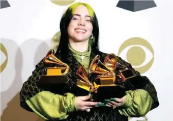  ?? EFE ?? Billie Eilish posa con sus cuatros premios Grammy, luego de su primera vez en los Grammy.