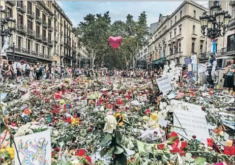  ?? DAVID AIROB / ARCHIVO ?? Ofrenda El Ayuntamien­to habilitará un espacio para evitar que los objetos que dejen los ciudadanos puedan cerrar el paso en la Rambla