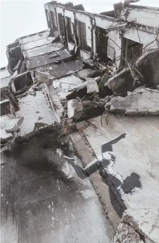  ?? FOTOS: SERGEY DOLZHENKO/EFE ?? Esta imagen apareció en la fachada de un edificio destruido de Borodyanka