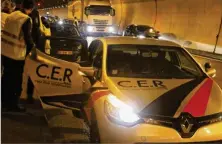  ??  ?? De jeunes conducteur­s et moniteurs d’auto-école ont été confrontés au stress créé par le trafic sous le tunnel