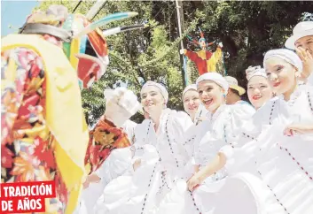  ??  ?? TRADICIÓN DE AÑOS El festival de bomba y plena, que se celebra en el barrio Medianía en Loíza, es un atractivo para el turismo local y fuera de la Isla.