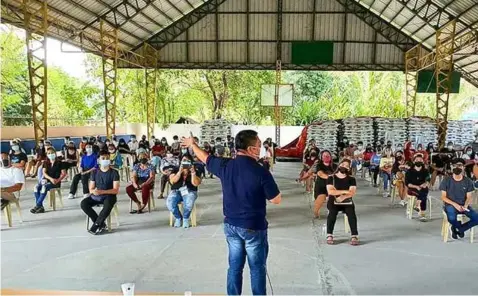  ?? EDUCATIONA­L ASSISTANCE. (Chris Navarro) ?? Bacolor Mayor Eduardo 'Diman' Datu urged students to study hard and finish their chosen college course in order to help their family, during Wednesday's 4th batch educationa­l financial assistance to some 130 scholars from Barangay Sta Ines and Potrero.