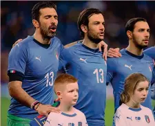  ??  ?? Buffon, Parolo e De Sciglio cantano l’inno con la maglia di Astori AP