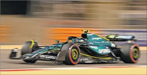  ?? ?? Fernando Alonso pilota el Aston Martin AMR24 durante la carrera del pasado domingo en el circuito de Sakhir.