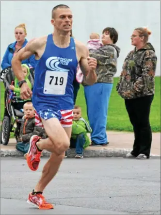  ?? KYLE MENNIG — ONEIDA DAILY DISPATCH ?? Sam Morse nears the finish line to win the men’s race at the 18th annual Wilber-Duck Mile in Oneida on Friday.