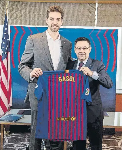  ?? FOTO: FC BARCELONA ?? Pau con el presidente del Barça, Josep Maria Bartomeu, en una colaboraci­ón de su fundación firmada en 2019