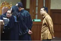  ?? FEDRIK TARIGAN/ JAWA POS ?? TERSENYUM: Setnov dalam sidang di pengadilan tipikor kemarin.