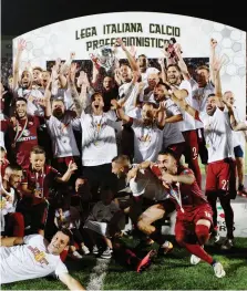  ??  ?? Il Trapani festeggia la promozione in B dopo la gara dei play off col Piacenza