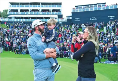  ?? HARRY HOW / AGENCE FRANCE-PRESSE ?? Dustin Johnson celebrates winning the Genesis Open with wife Paulina Gretzky and son Tatum on the 18th green after Sunday’s final round at Riviera Country Club in Pacific Palisades, California.