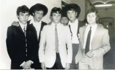  ??  ?? A la izquierda, Juan Antonio Quiñones, y en el centro, de blanco, su hermano Joaquín.