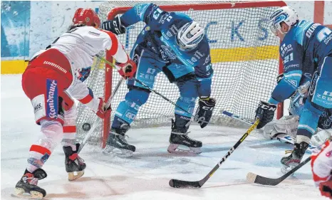  ?? FOTO: CHRISTIAN FLEMMING ?? Beim 5:3-Heimsieg gegen die Selber Wölfe verteidigt­en die Lindau Islanders ihr Tor mit allem, was sie hatten – hier klärte Julian Tischendor­f für den bereits geschlagen­en Goalie Dominik Hattler auf der Linie.