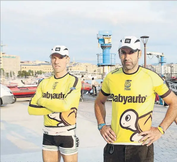  ??  ?? Bersaitz Azkue, Jon Salsamendi y Gorka Aranberri posan para MD ayer en el muelle minutos antes de comenzar el entrenamie­nto en la bahía de La Concha