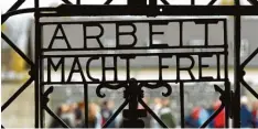  ?? Foto: Gambarini Mauricio, dpa ?? „Arbeit macht frei“– dieser zynische Schriftzug prangte auf den Toren vieler Konzen trationsla­ger. Auch auf dem in Dachau.