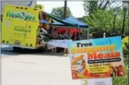  ?? MICHILEA PATTERSON — DIGITAL FIRST MEDIA ?? A sign for a free summer meals programis displayed in front of the Fresh2You Mobile Market truck. The food truck travels throughout Chester County to provide fresh produce to communitie­s.