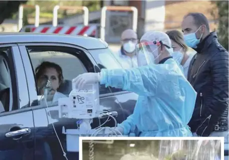  ?? FOTO RR ?? De wachtrij van voertuigen aan het ziekenhuis is zo lang, dat verpleegku­ndigen buiten al de eerste zorgen toedienen.