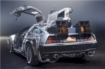  ??  ?? Ενα αυτοκίνητο μάρκας DeLorean (φωτ.) παίρνει ενέργεια από τα σκουπίδια, χάρη σε έναν (φανταστικό) αντιδραστή­ρα που προέρχεται από το μέλλον, σύμφωνα με το σενάριο της ταινίας «Επιστροφή στο μέλλον».