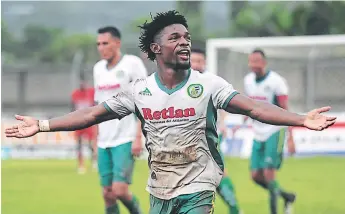  ?? FOTOS: EL HERALDO ?? Marlon el Machuca Ramírez celebra el gol que sentenció la victoria pampera en Tocoa, la cancha que dejó de ser el fortín de la Real Sociedad y que ha sido profanada por el propio Mauro Reyes.