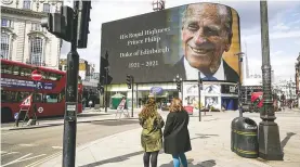  ?? NIKLAS HALLE’N/AFP ?? SAMPAIKAN KABAR: Papan iklan elektronik di Piccadilly Circus menampilka­n penghormat­an kepada Pangeran Philip dari Inggris (Duke of Edinburgh) di pusat Kota London pada Jumat (9/4).