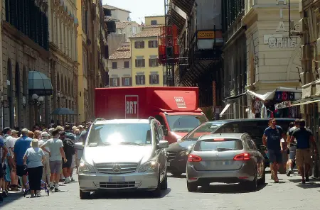  ??  ?? Ore 12,56 via Calzaiuoli Un ingorgo emblematic­o: due furgoni a noleggio, un’auto con permesso e un camion del carico-scarico in piena zona pedonale