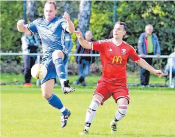  ?? FOTO: REINER ROITHER ?? Die SGM Hege-Nonnenhorn/Bodolz (links: Stefan Philipp) klettert nach dem 3:0-Sieg gegen Neukirch in der Tabelle auf Platz drei.