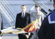  ??  ?? À son arrivée à bord du Dixmude, le président Macron a salué la garde au drapeau.