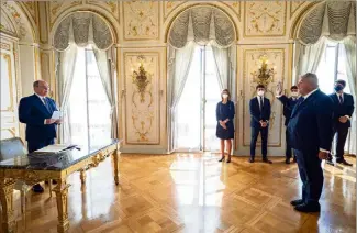  ??  ?? Face au souverain hier, peu avant midi, Pierre Dartout a prêté serment pour entrer dans la fonction de ministre d’État sous le regard de sa famille. (Photos Gaëtan Luci/Palais princier)