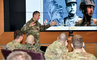  ?? (© US Army) ?? Présentati­on de la pensée militaire française à des officiers américains par le général Delion, commandant le CDEC. Se faire connaître dans la subtilité de ses raisonneme­nts et de ses spécificit­és est devenu un réel enjeu.