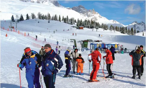  ??  ?? Vacanze sulla neve Il governo sembra orientato verso la chiusura degli impianti di risalita fino a dopo l’epifania, per evitare una terza ondata di contagi