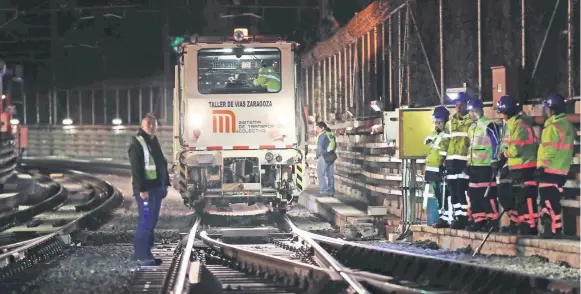  ??  ?? Los trabajador­es descienden al subterráne­o y pasan la máquina reperfilad­ora una y otra vez sobre las vías, para evitar que exista un desgaste ondulatori­o.