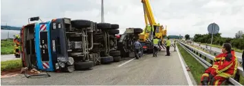  ?? Foto: Christian Mühlhause ?? Gestern Früh kippte auf der B 2 bei Nordendorf ein Laster um, der heißen Asphalt geladen hatte. Die Bundesstra­ße musste Rich tung Augsburg komplett gesperrt werden.