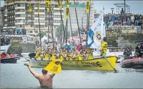  ?? FOTO: UNANUE ?? Un seguidor de Orio entregado a sus colores en el muelle donostiarr­a