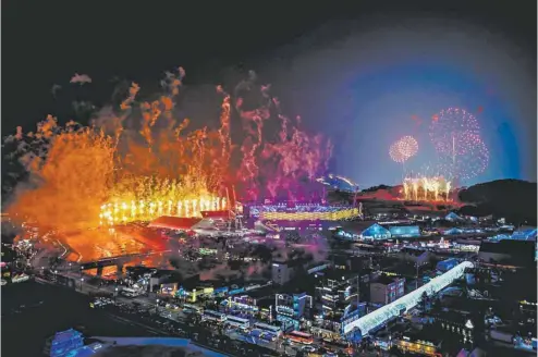  ?? BRENDAN SMIALOWSKI AGENCE FRANCE-PRESSE ?? Pyeongchan­g a brillé de tous ses feux durant la cérémonie d’ouverture des Jeux olympiques 2018.